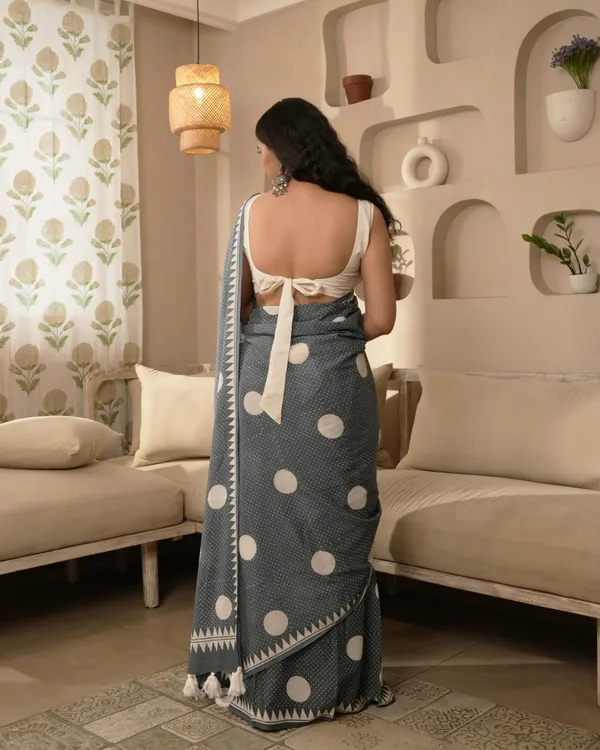 Grey_Cotton_Polka_Dot_Printed_Mul_Saree_With_Tassels_For_Women